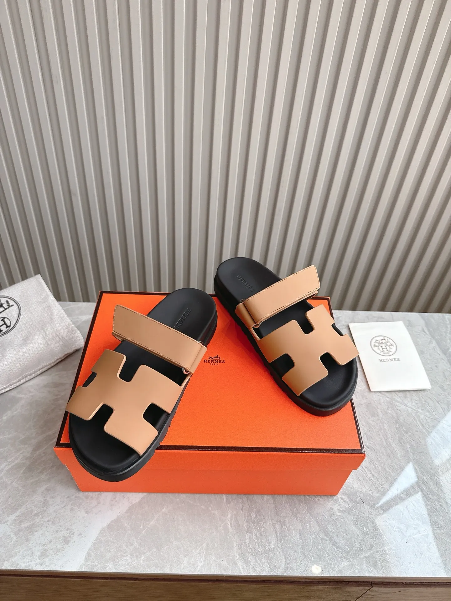 p480🐮🐮Couple model (top version) H family 2024 spring and summer new style HERMES Hermes' recently popular couple model pig nose angle sandals and slippers, paired with various colorful socks, popular. Upper: imported original deerskin (the genuine leather edging is not ordinary super migration). Lining: imported genuine leather. Outsole: Tpu non-slip and wear-resistant outsole. Size: Female 35-42 (40/42 non-returnable and non-exchangeable) Male size: 39-45 (45 non-refundable and non-exchangeable)